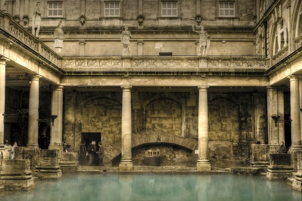 Le bâtiment à colonnes ressemble à un bain romain