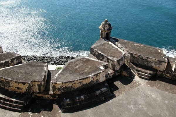 Fortifications solides dans le fort près de l eau