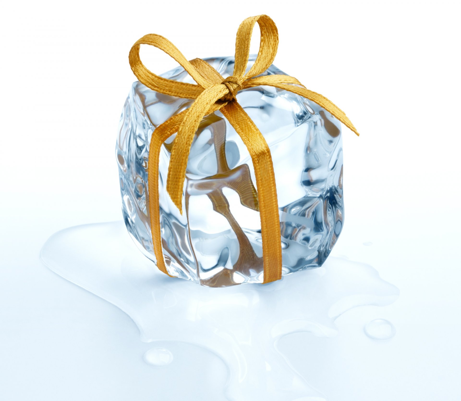 les cubes de glace de glace de proue eau noeud