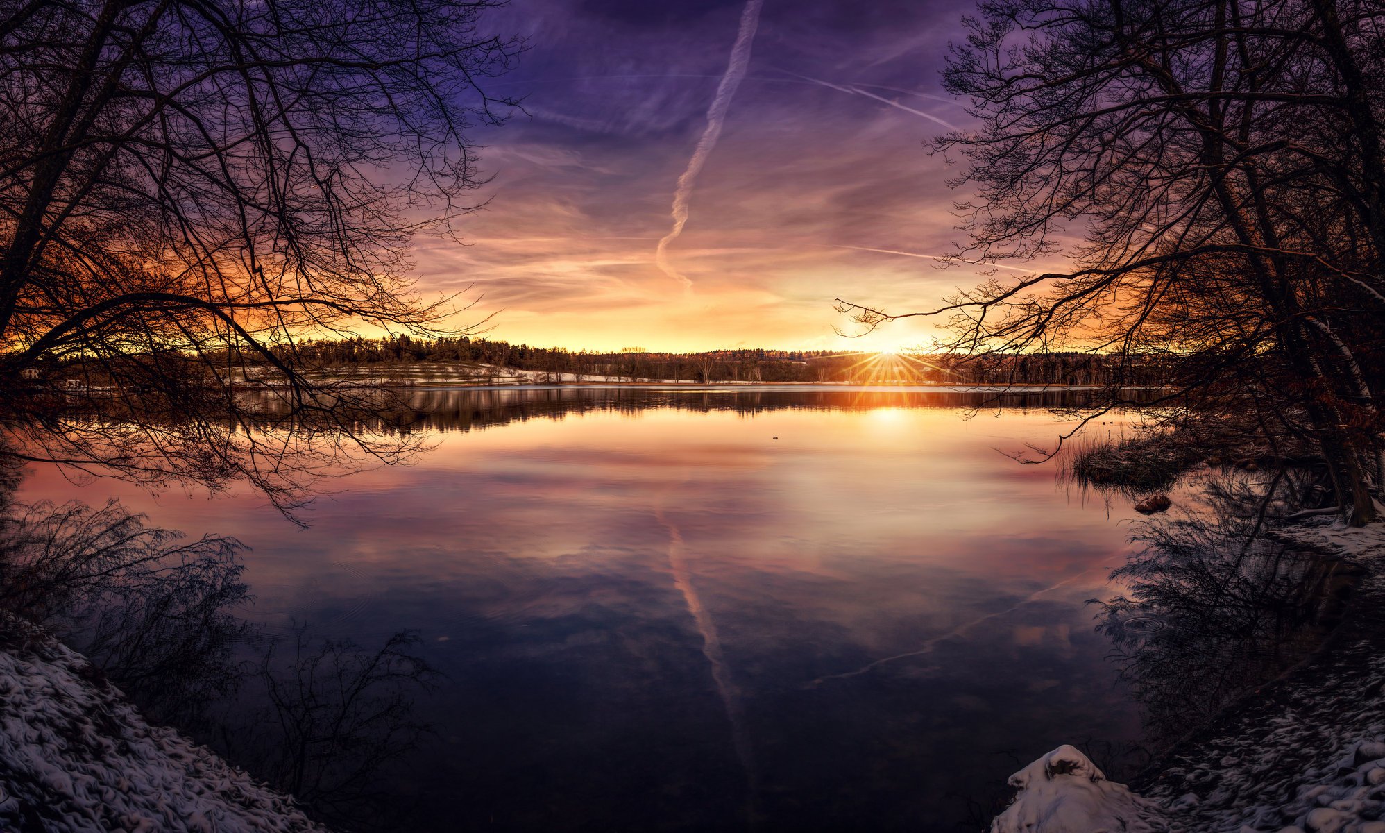 un lac paisible le lac le soleil le coucher le traitement