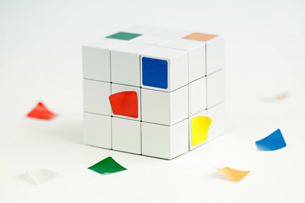 Cubo de Rubik con caras caídas sobre fondo blanco