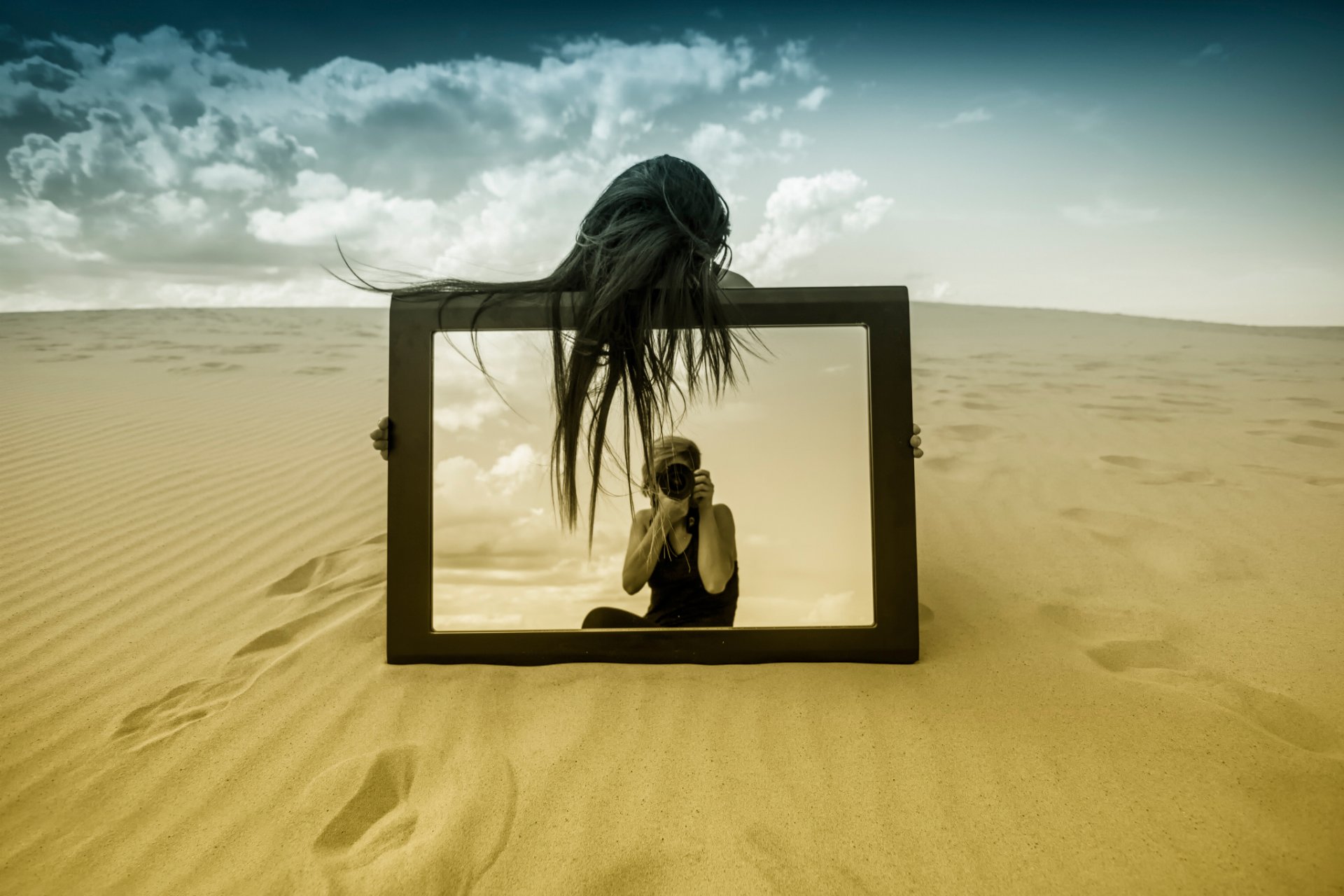 le photographe la jeune fille miroir reflet sable