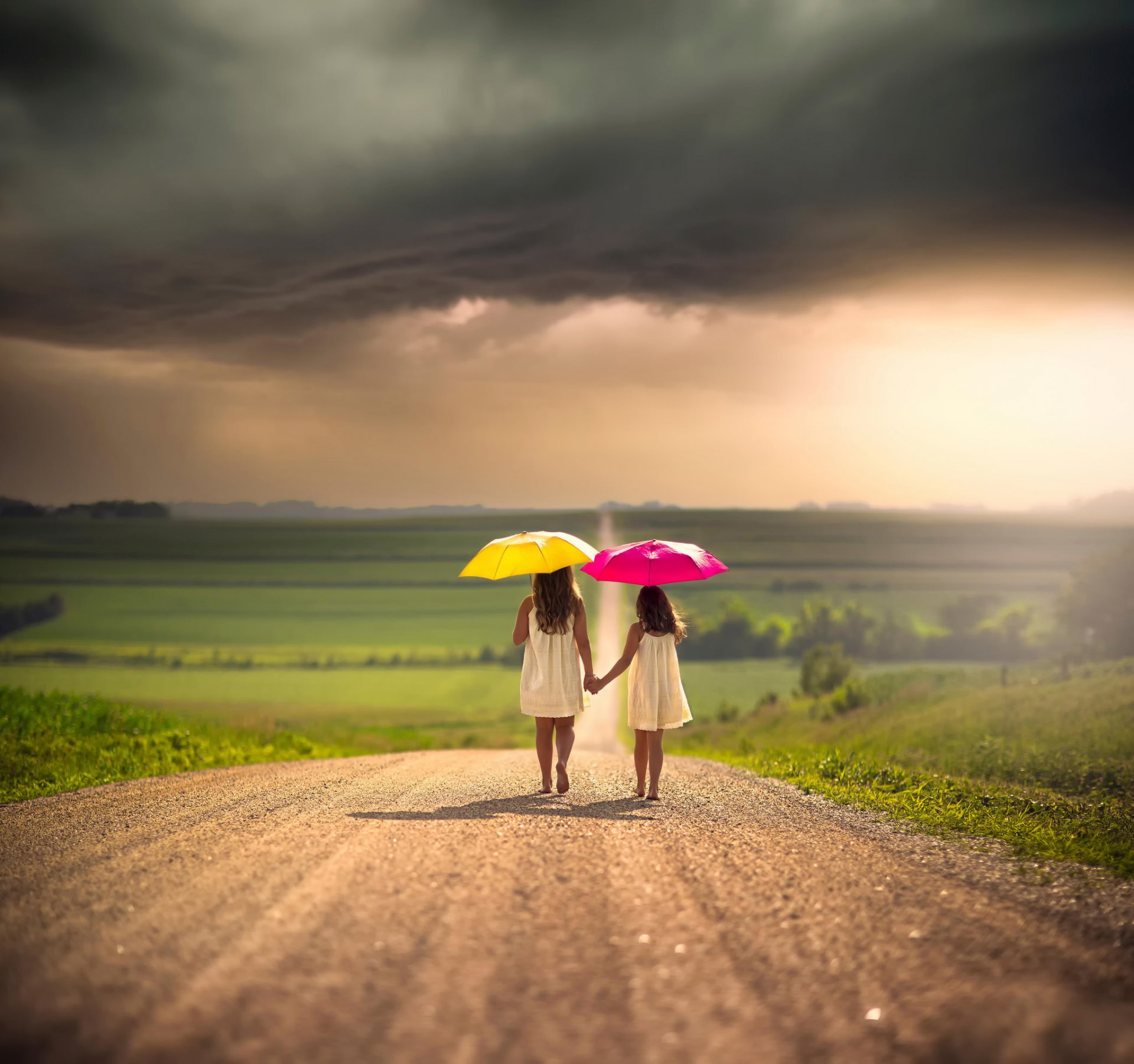 chicas niños paraguas nubes camino espacio bokeh