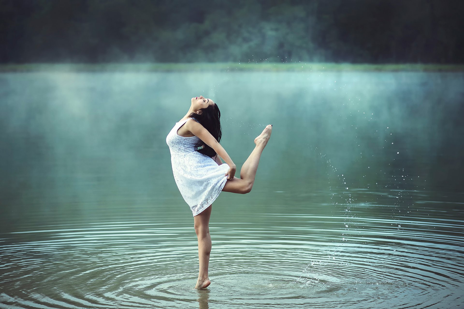 danse fille matin eau brouillard