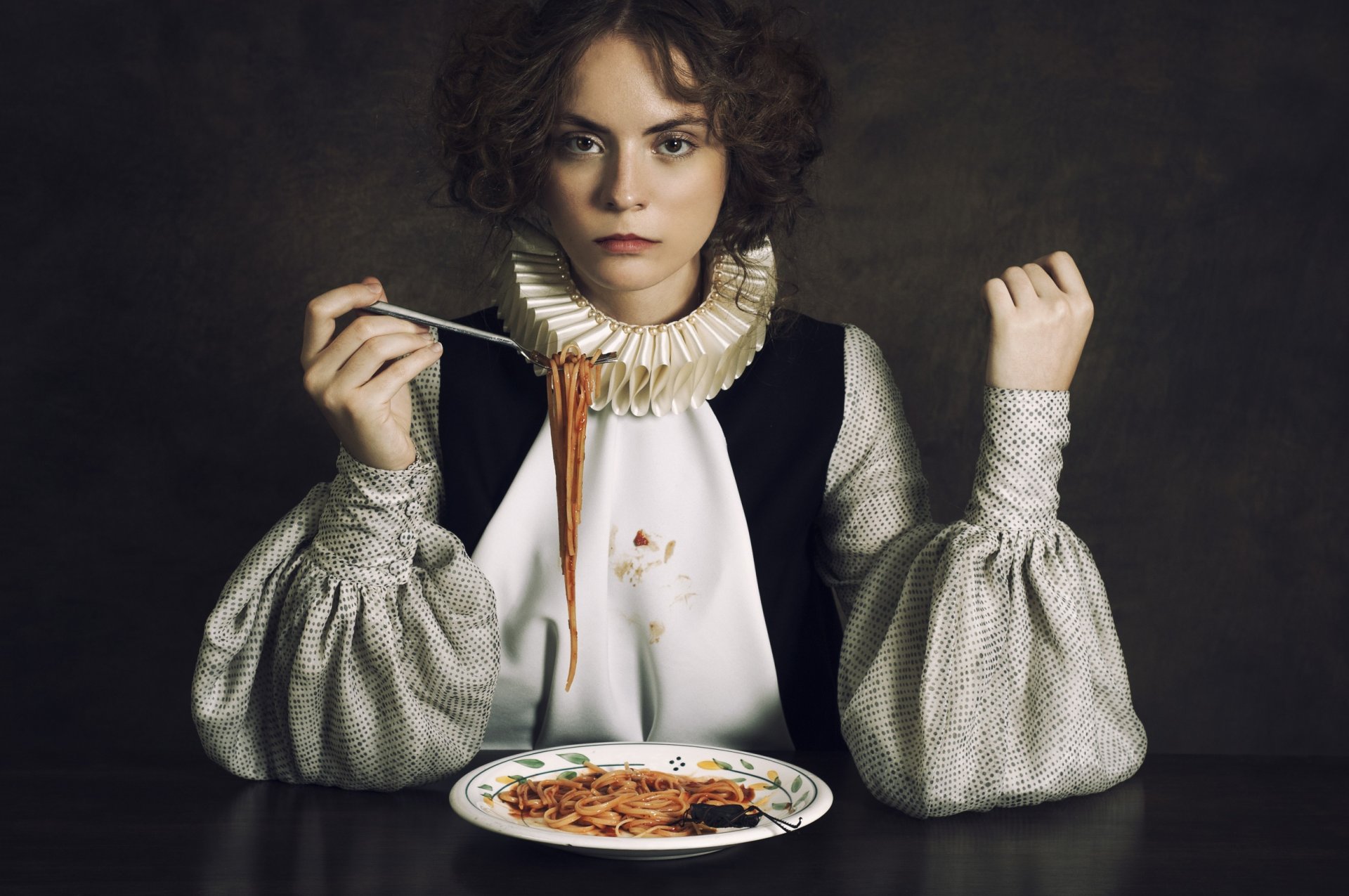 ritratto ragazza pranzo spaghetti vista umorismo ironia