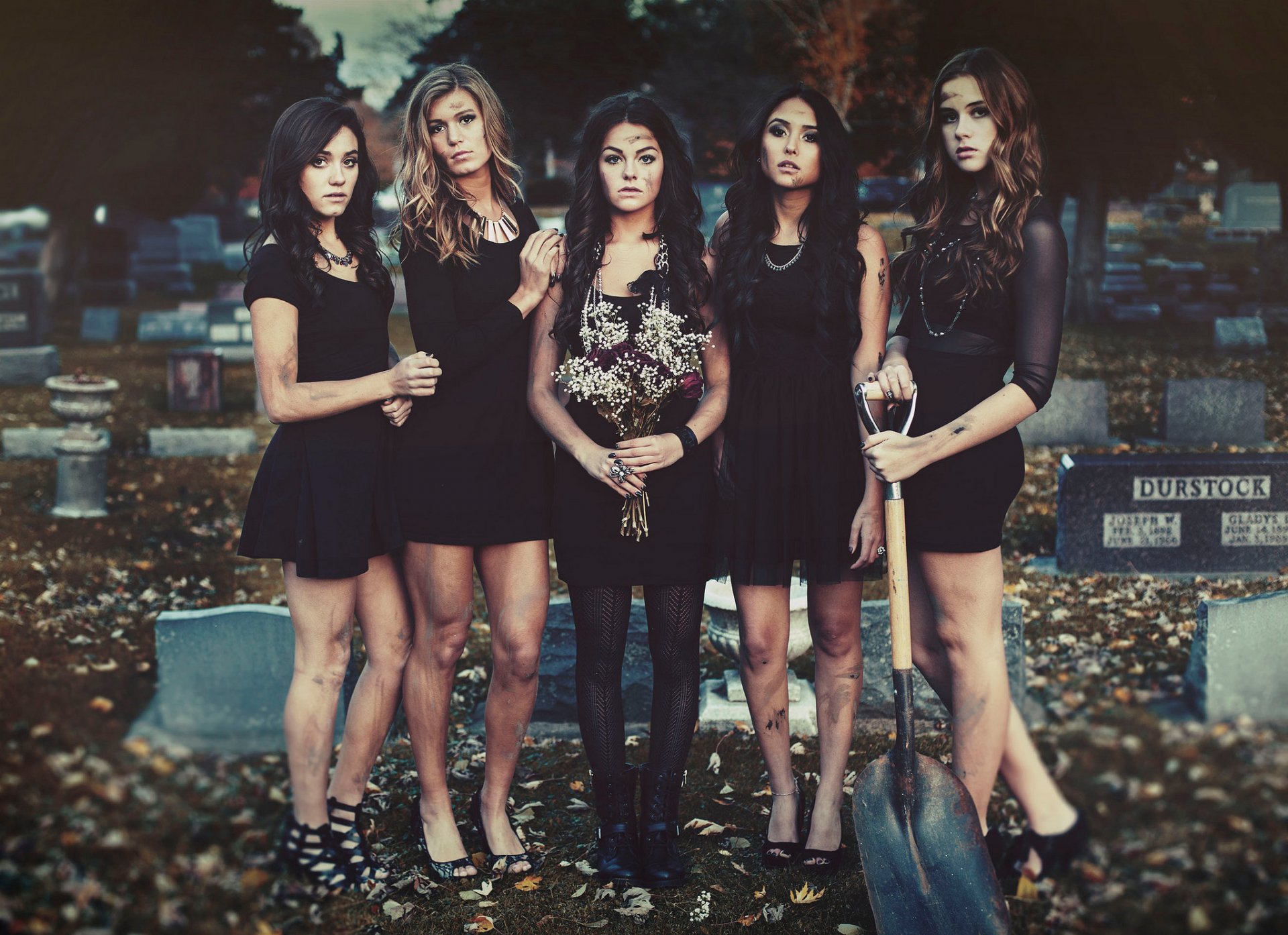 pretty little liars chicas cementerio pala