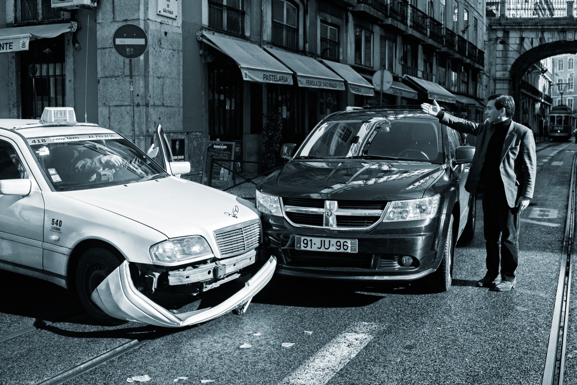 accident ville rue taxi mercedes esquiver geste mat frappé par la grand-mère