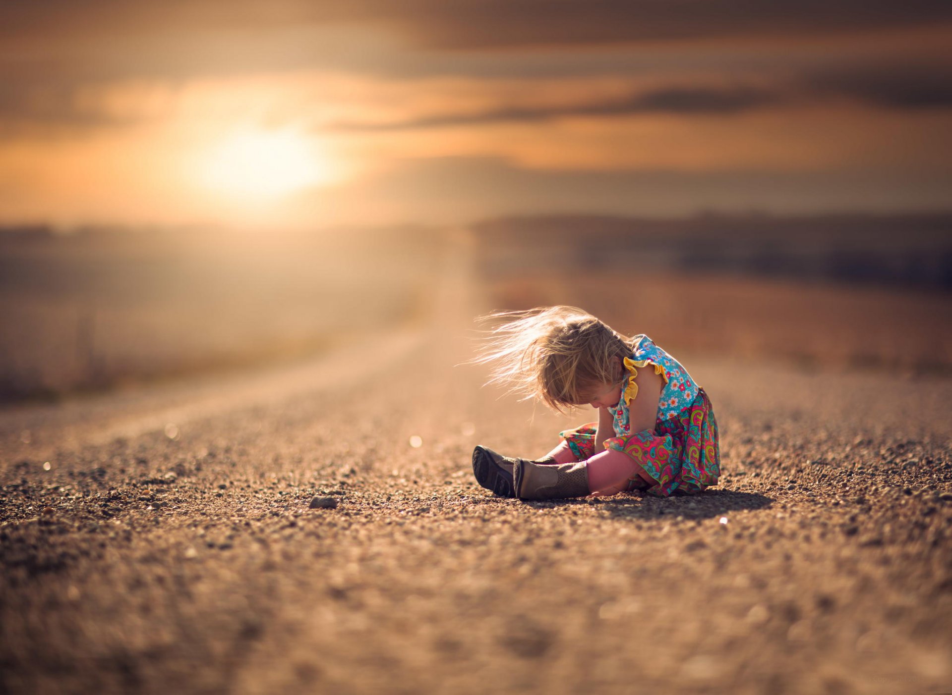 mädchen straße wind kleid stiefel bokeh