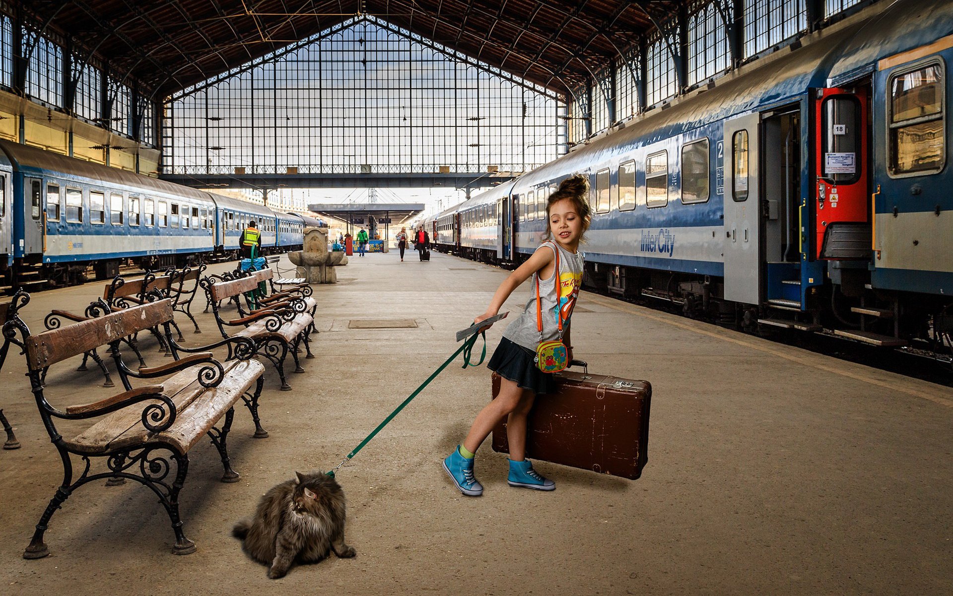 niña gato tren vagones plataforma maleta