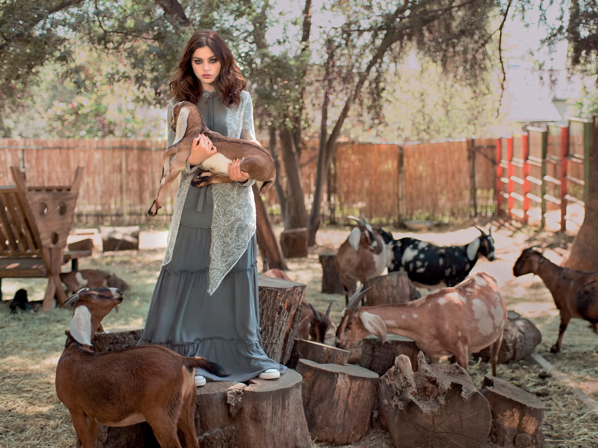 odeya rush chèvres photoshoot gris