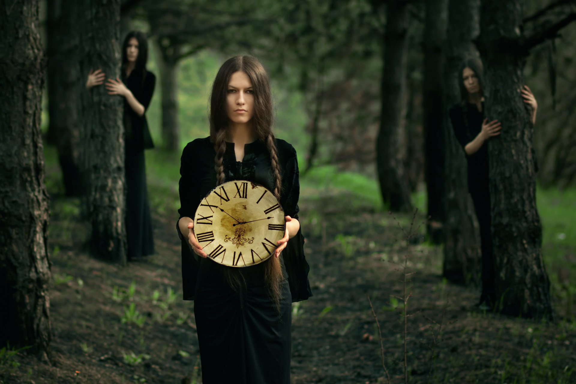 ragazza foresta orologio