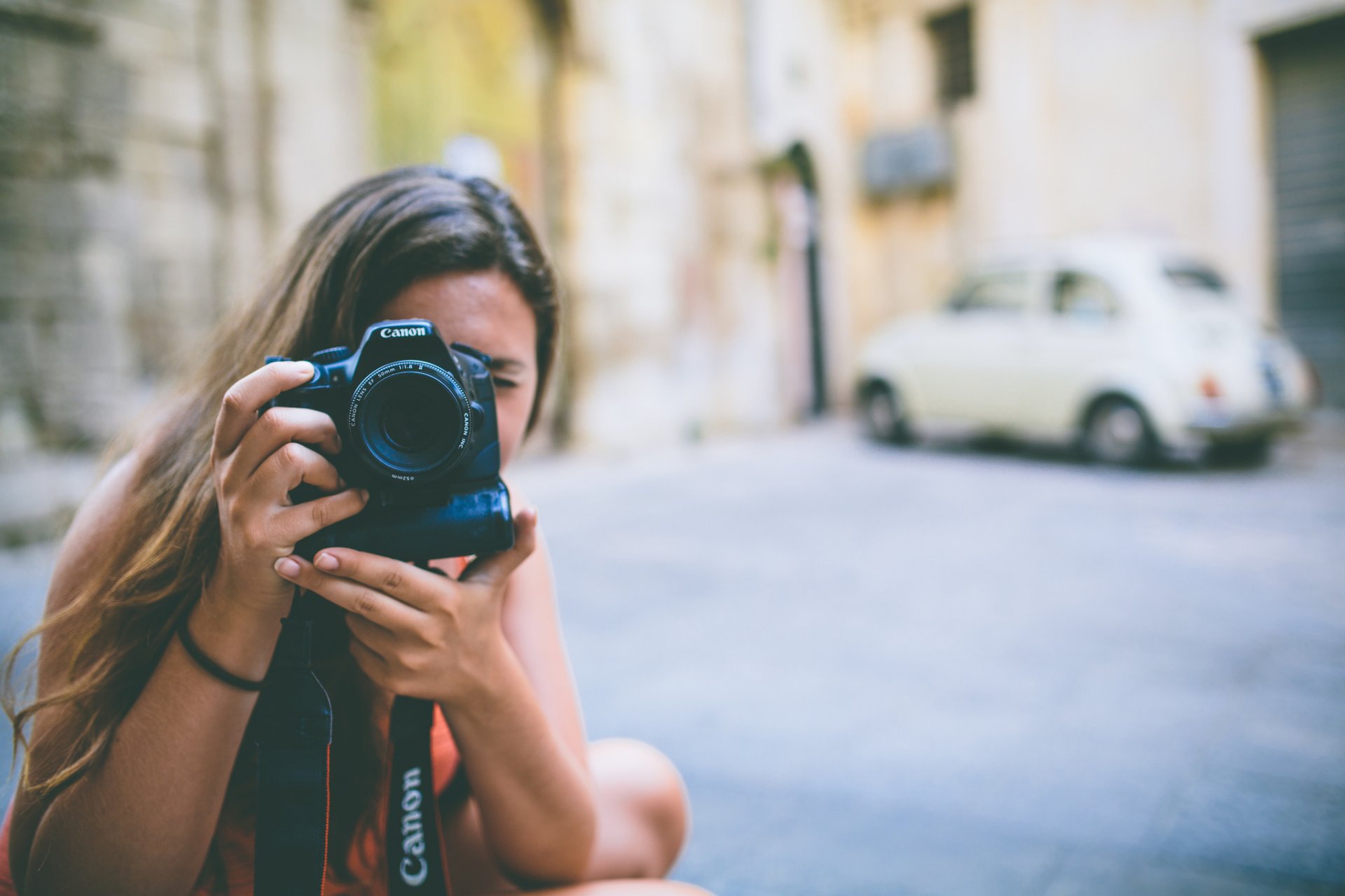 la jeune fille la caméra prend des photos filme caméra objectif