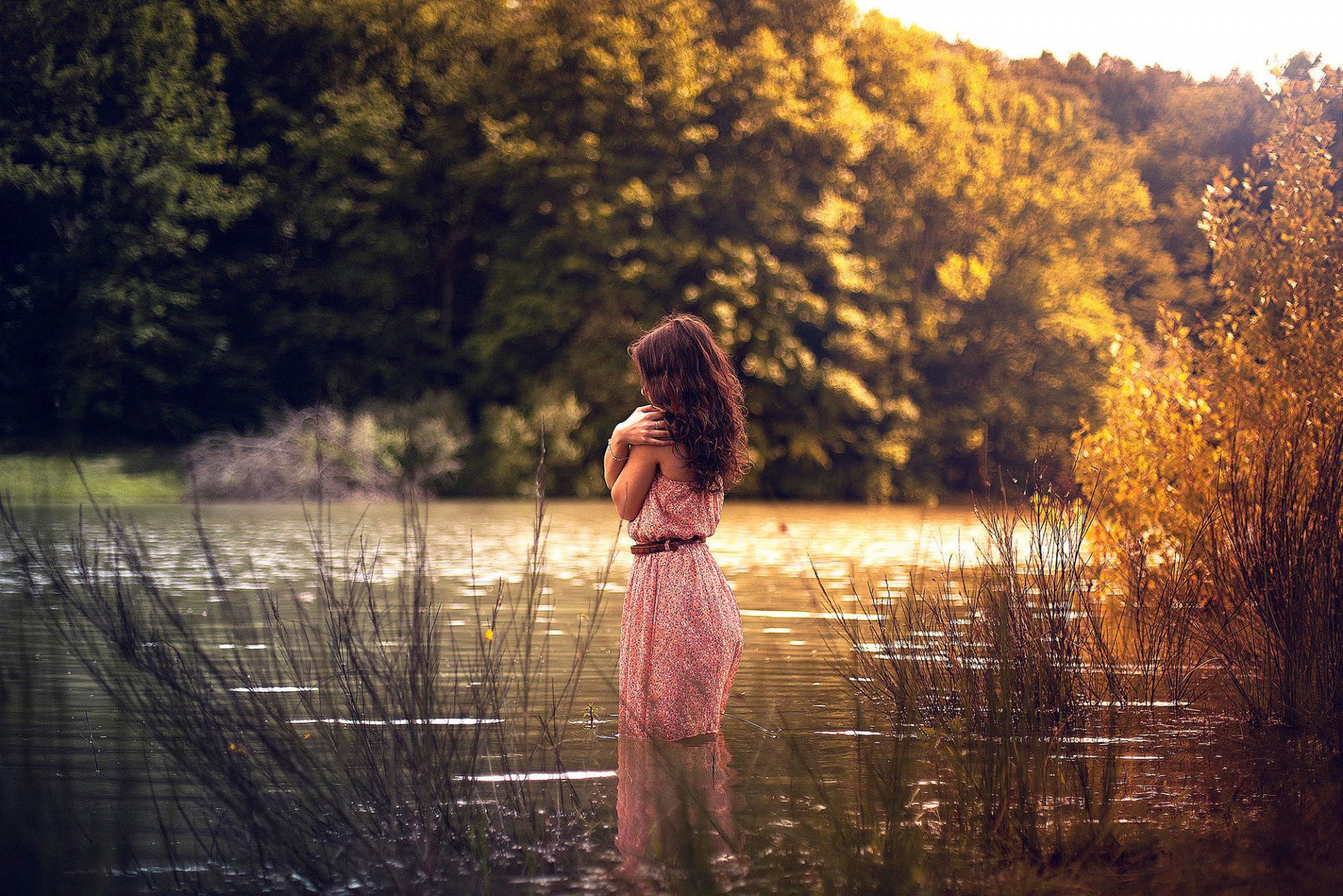 herbst fluss mädchen kleid im wasser