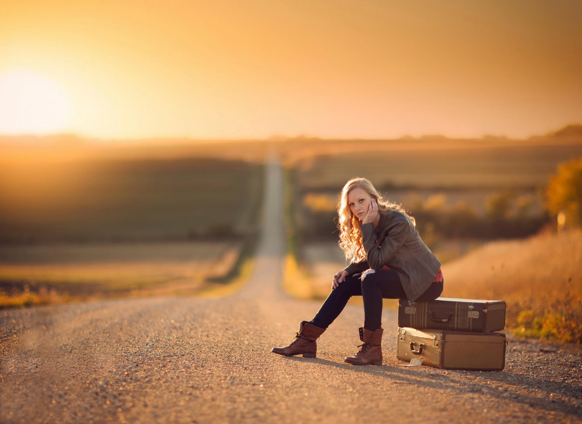 la route les valises l attente la jeune fille