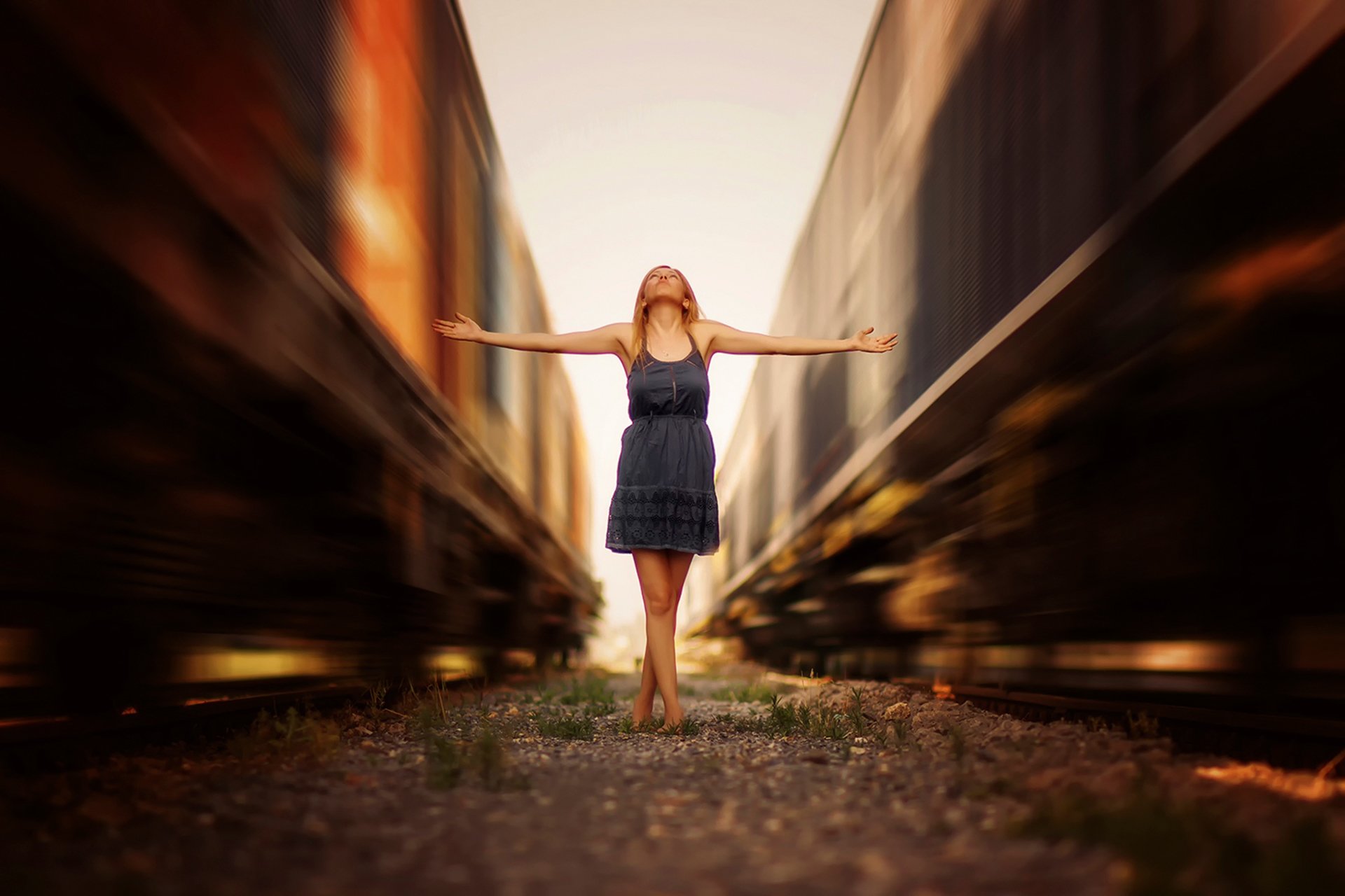 le train la vitesse la jeune fille monticule