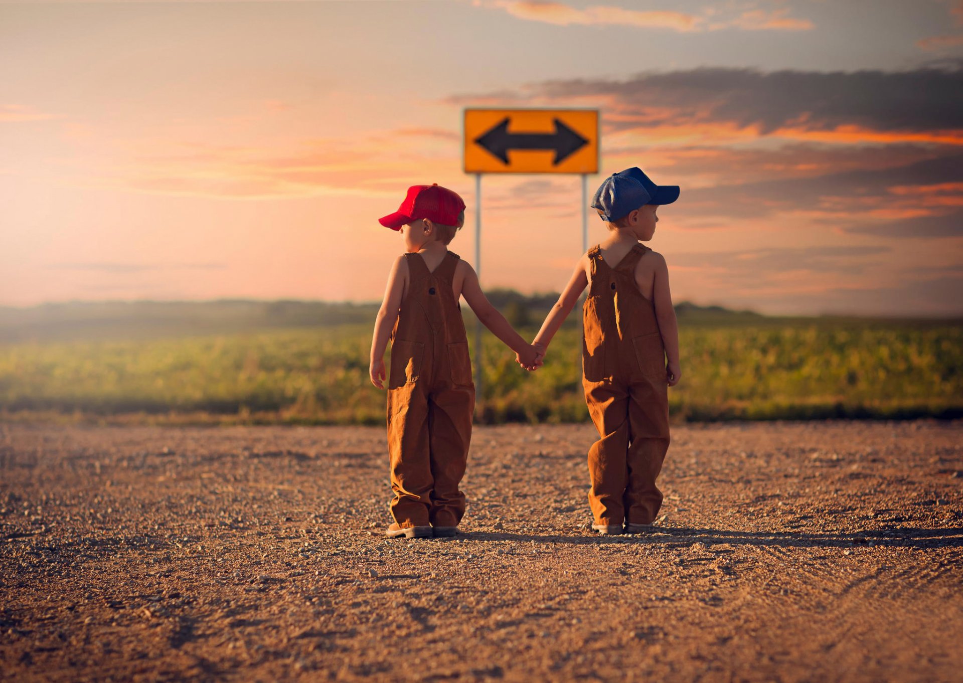 bambini strada puntatore freccia direzione