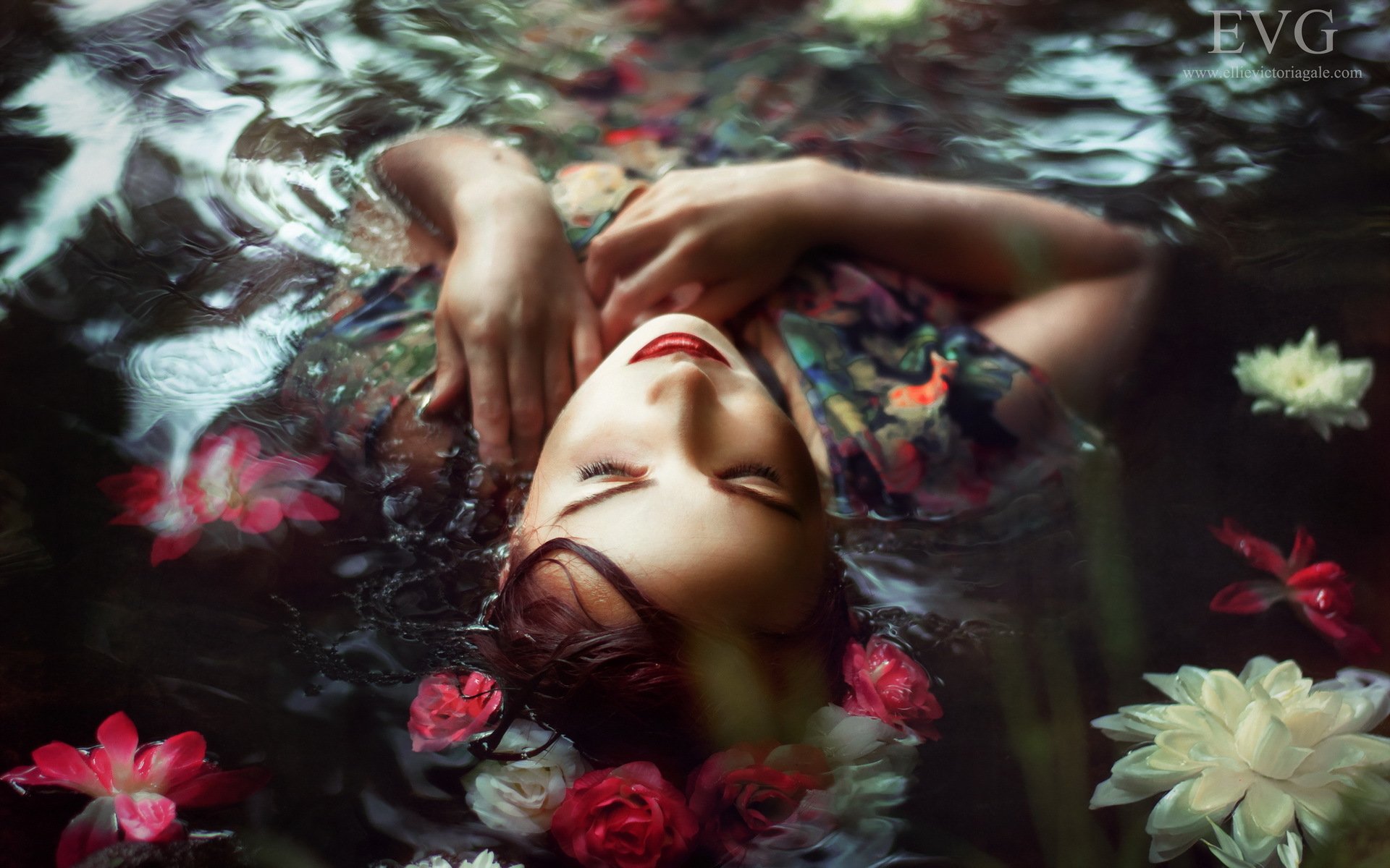 ragazza fiori acqua