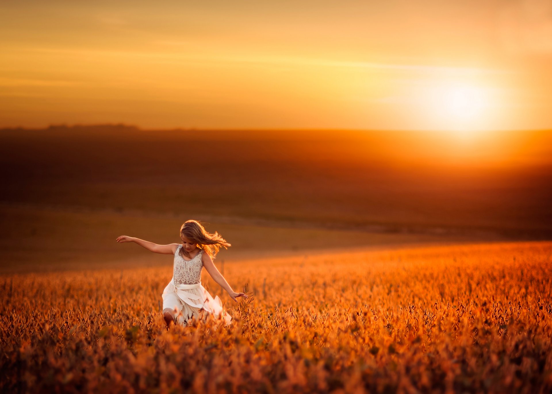 mädchen kleid feld sonne gleichgewicht