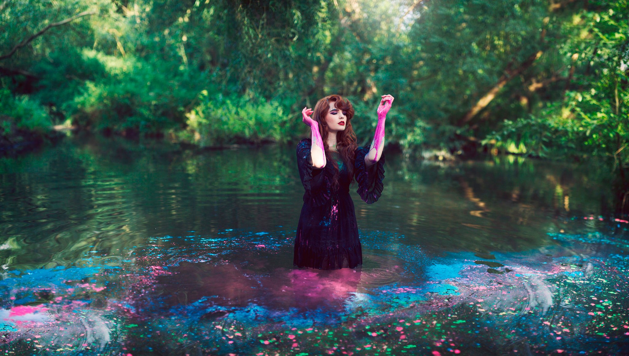 le saignement de couleur jeune fille robe de soirée de l eau peinture