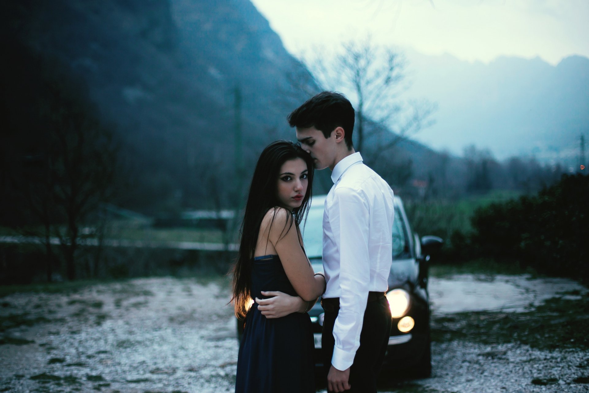 un gars une fille un regard une voiture