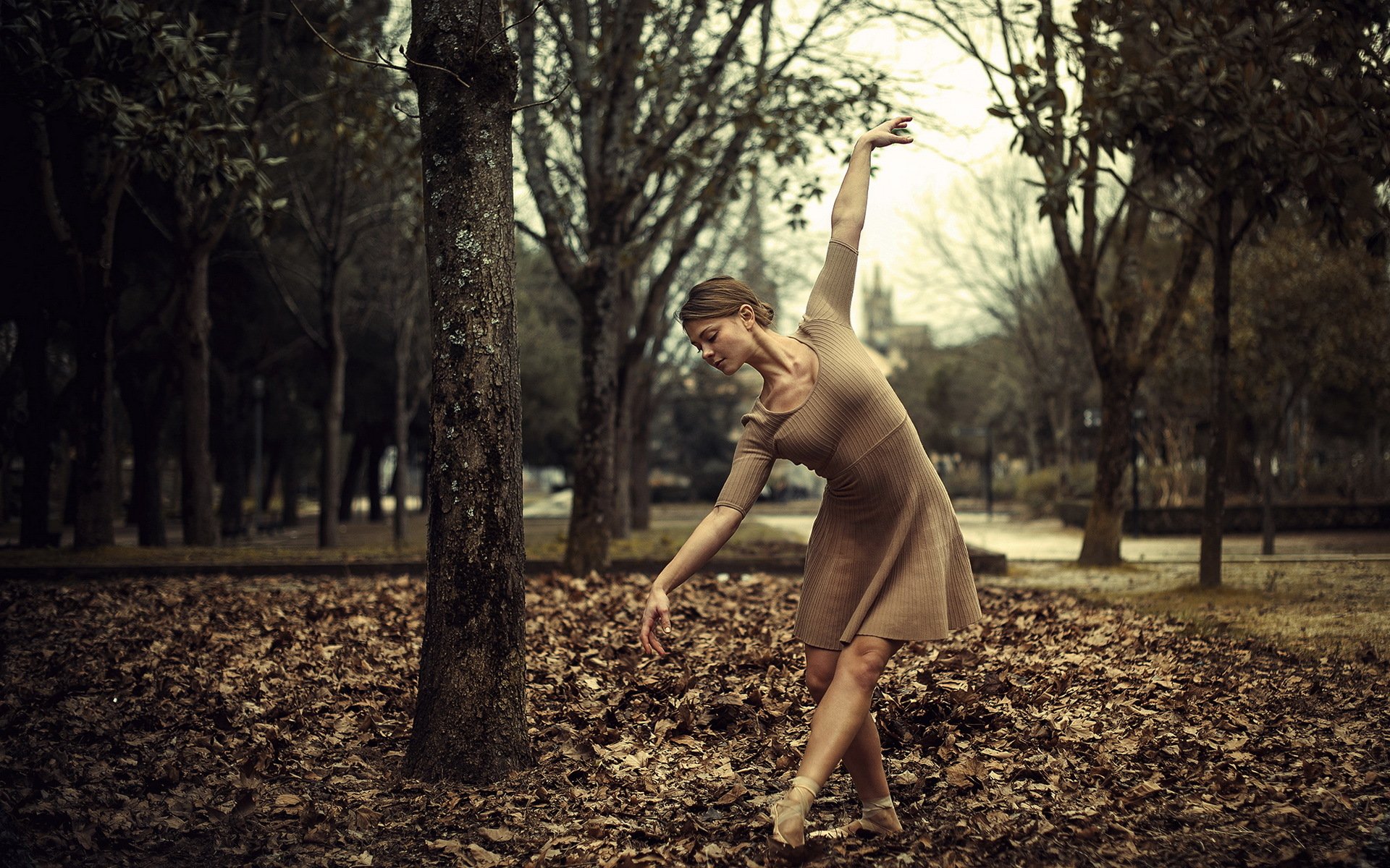 ragazza danza autunno