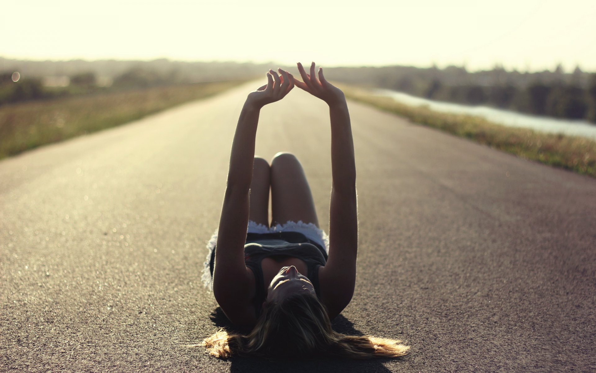 la jeune fille la route l ambiance