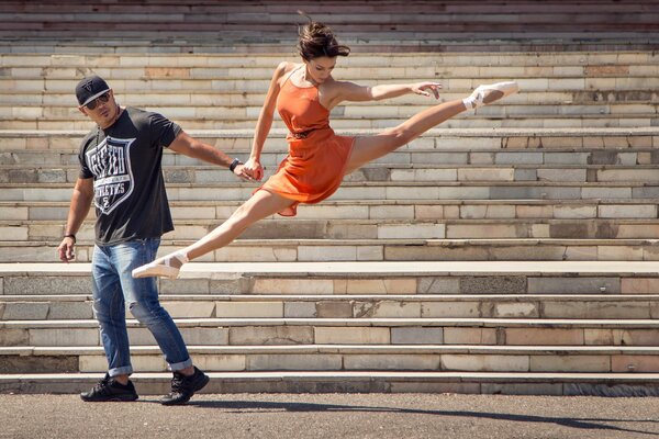 La jeune fille danse le ballet dans la rue