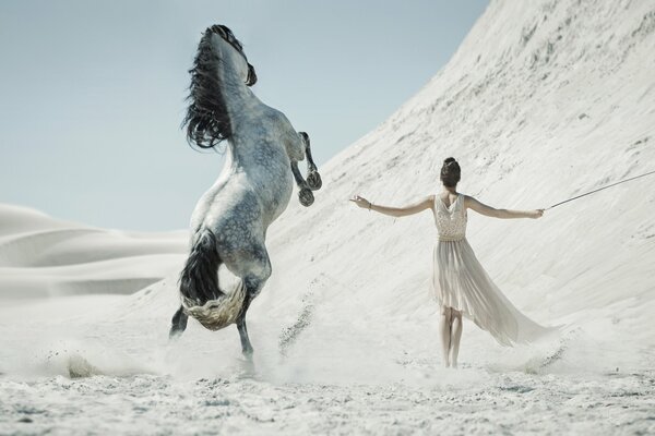 Chica en el desierto con un caballo