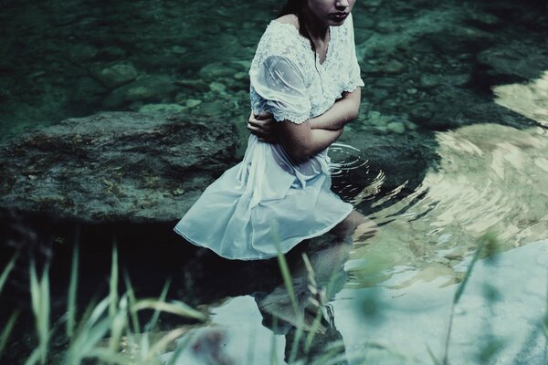 Fotoshooting im ruhigen Wasser, Mädchen im weißen Kleid