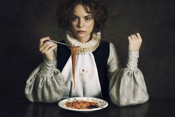 Raffinée dame mange des spaghettis