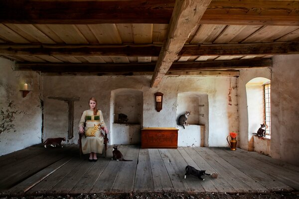 Bains des filles avec des chats, une maison en bois