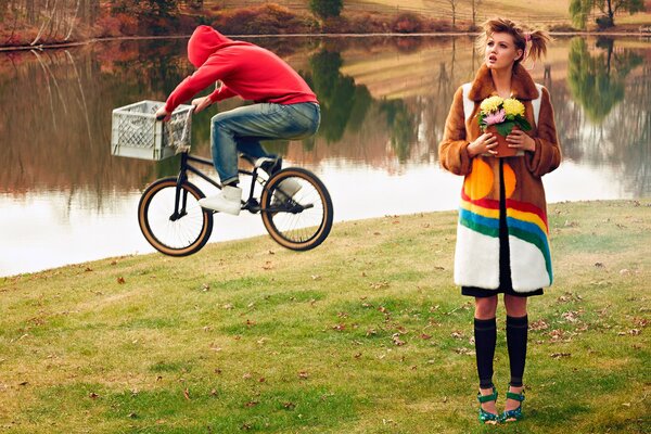 Sur la séance photo de Lindsey wixson dans le cadre a frappé un cycliste