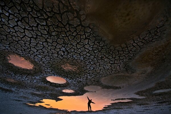 Reflejo en el río seco de la silueta del hombre