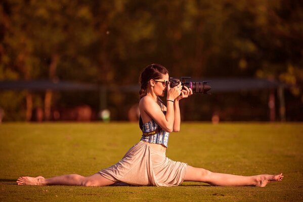 The photographer girl shoots sitting on the twine