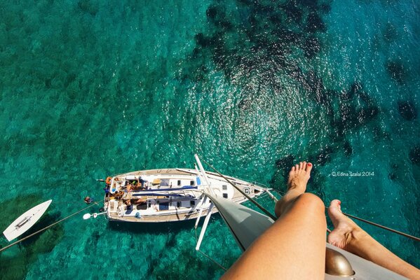 Les pieds de la fille sur le sommet d un yacht