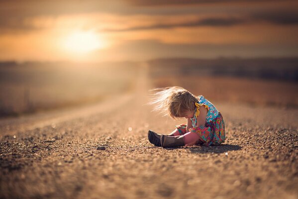 Fille jouant sur la route