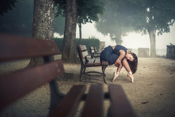 Bailarina cansada en el parque de la ciudad