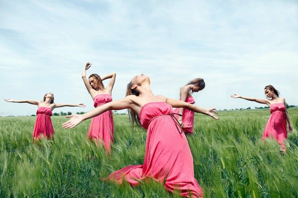 Chicas en vestidos de color rosa bailando