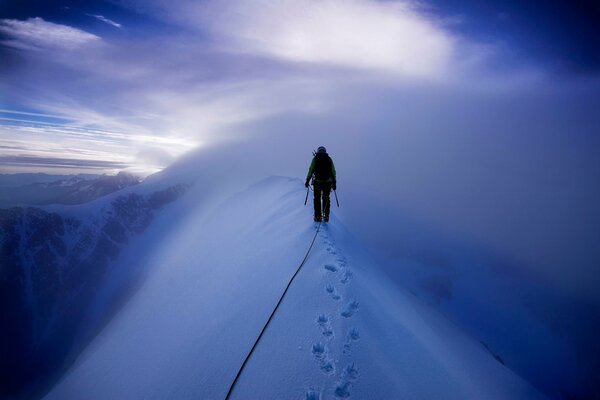 Ein Bergsteiger geht durch schneebedeckte Berge