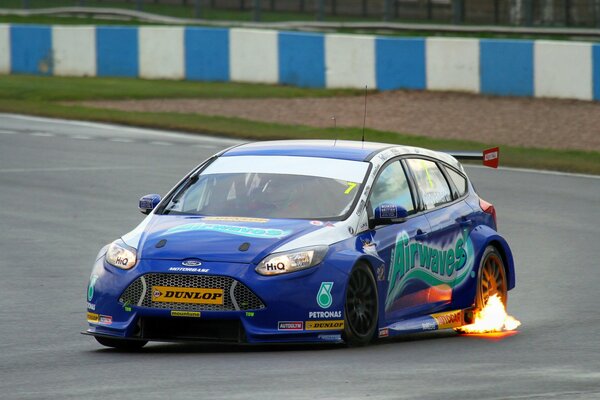 Voiture ford comme le feu est parfait