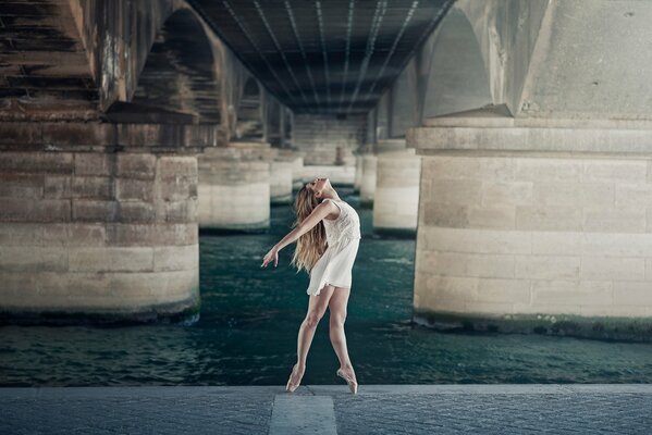 Bailarina bailando bajo el puente