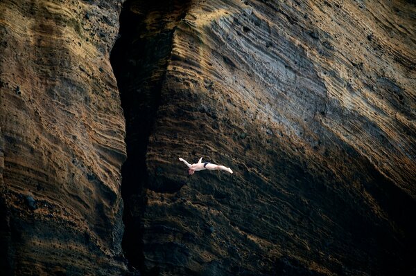 Le saut du haut de la falaise dans l eau