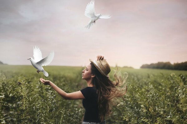 Chica con palomas y en la naturaleza