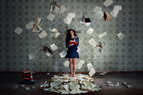 Una chica en una habitación vacía con hojas de libros volando