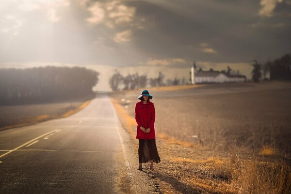 Belle fille en manteau rouge