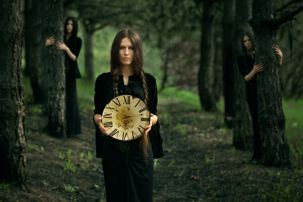 Chica con reloj en el bosque