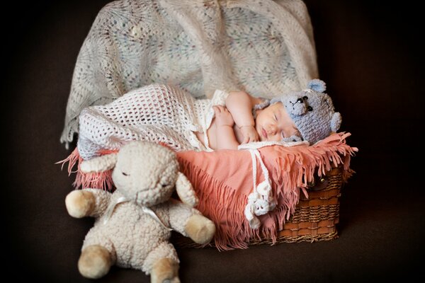 Bambino Appena Nato in un cappello carino che dorme in un cestino