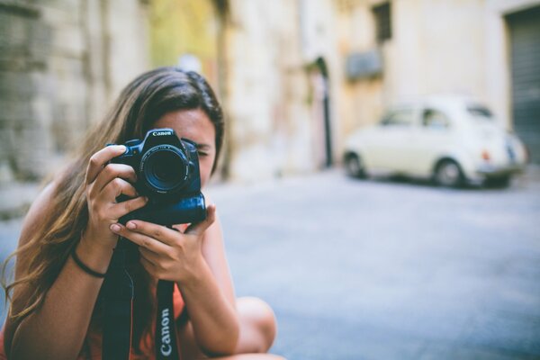 Ragazza spara su una bella macchina fotografica