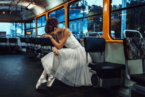 Danseuse dans un paquet et les pointes des promenades dans le bus