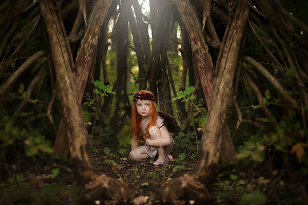 Rousse de la jeune fille dans la forêt